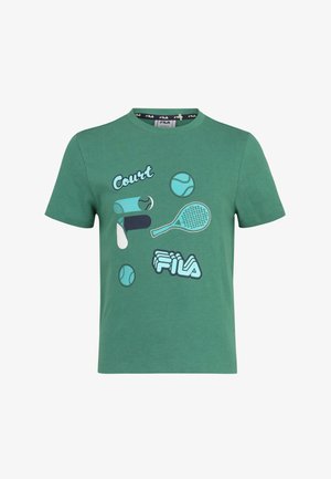 Camiseta de algodón verde con gráficos impresos de equipamiento de tenis y la palabra "Court" en azul. Cuello redondo clásico y mangas cortas.