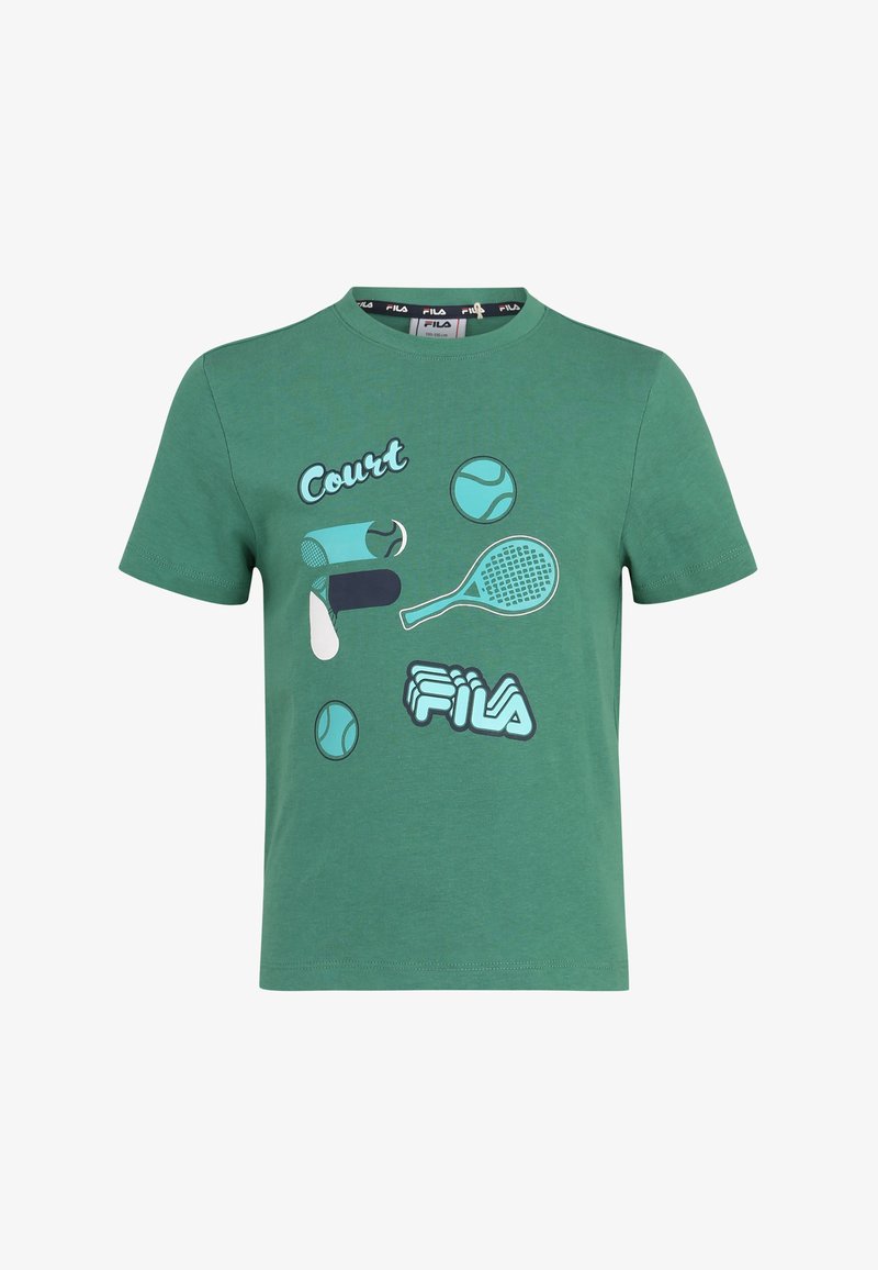 Camiseta de algodón verde con gráficos impresos de equipamiento de tenis y la palabra "Court" en azul. Cuello redondo clásico y mangas cortas.