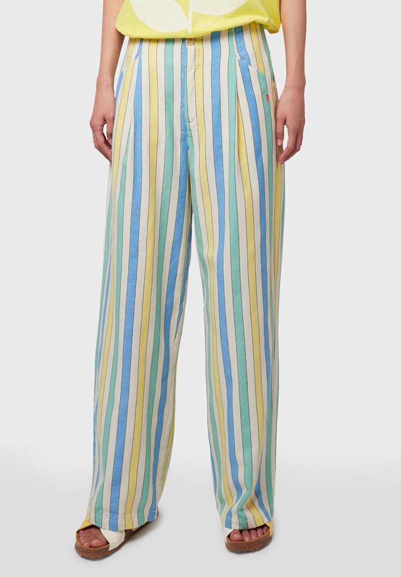 Gestreepte brede broek in pastelkleuren: groen, blauw, geel. Gemaakt van lichte stof met voorzakken en een knoopsluiting in de taille.