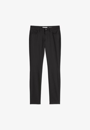 Zwarte broek van een katoenmix, slim fit ontwerp met vijf zakken, sluiting aan de voorkant met knop en riemlussen. Gladde textuur, geen zichtbare patronen.