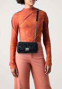 KARL LAGERFELD SMALL K/KUILT - Torba preko tijela - black