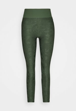 Zielone legginsy wykonane z fakturowanej tkaniny z delikatnym wzorem kamuflażu, z szerokim, elastycznym pasem i dopasowanym krojem.