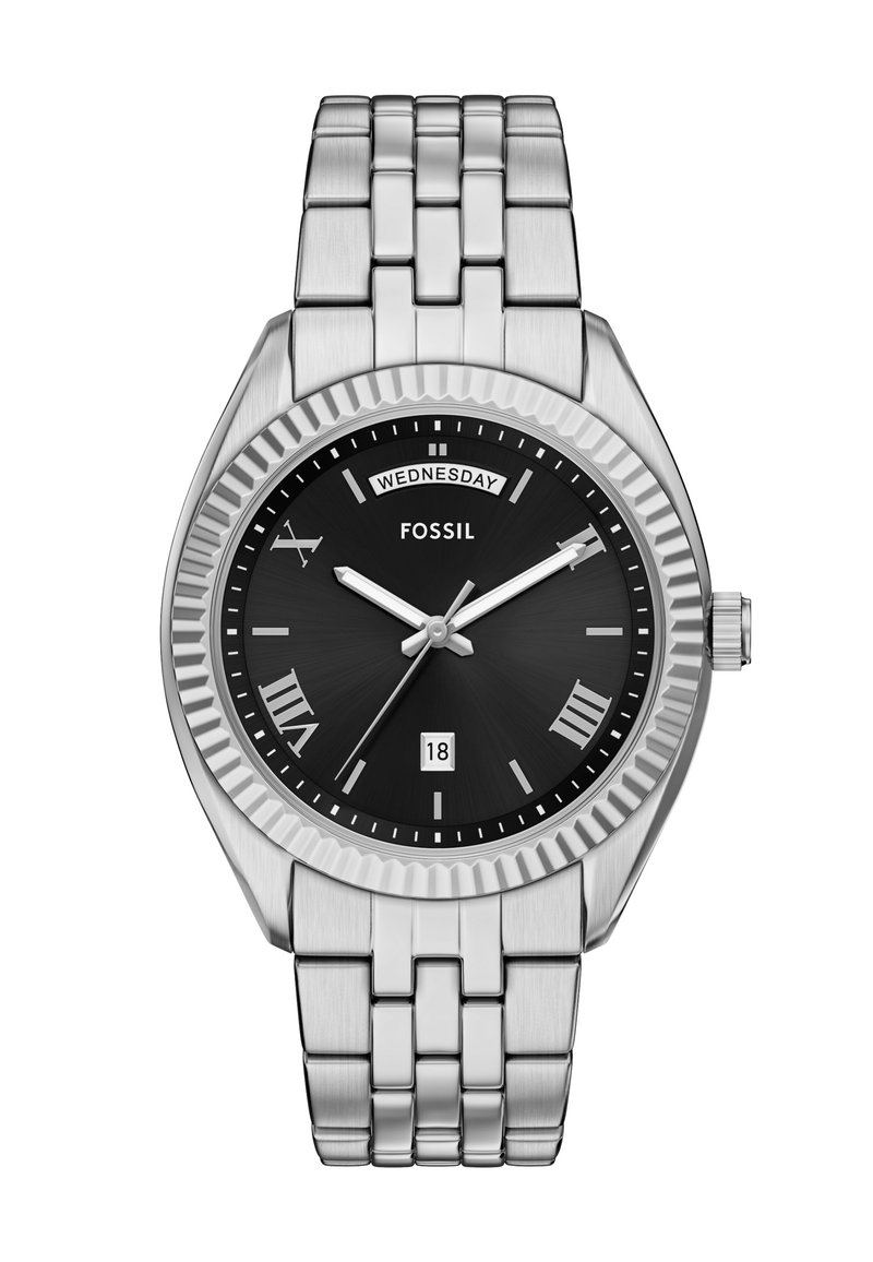 Montre en acier inoxydable argenté avec un cadran noir, des index en chiffres romains, un affichage de la date et une lunette texturée. Elle possède un bracelet en métal maillon.