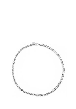 Sølvkæde med ovale sammenkædede led og en lås i hummerstil på hvid baggrund.