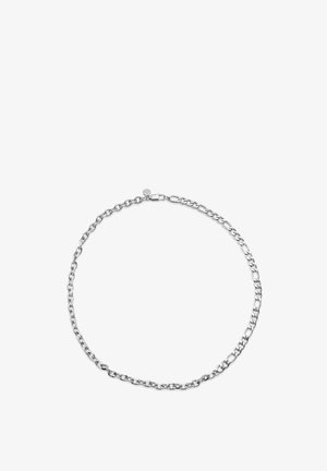 Sølvkæde med ovale sammenkædede led og en lås i hummerstil på hvid baggrund.