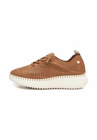 Sneaker in pelle marrone con design perforato, suola bianca seghettata, lacci frontali e un piccolo logo vicino al tallone.