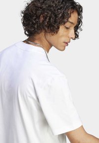 adidas Sportswear FUTURE ICONS BADGE OF SPORT - T-shirt imprimé - white/black