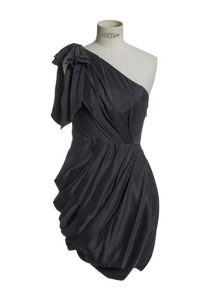Vestido negro de satén con un solo hombro, con tela drapeada y fruncida y un lazo sobredimensionado en el hombro, exhibido en un maniquí.