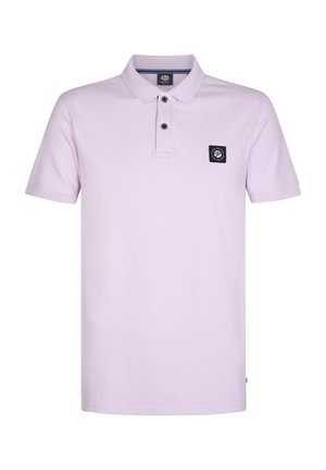 Tricou polo de culoare mov deschis, cu mâneci scurte, cu un guler cu trei butoane, patch cu logo pătrat pe piept, din țesătură de bumbac netedă și cu tiv drept.
