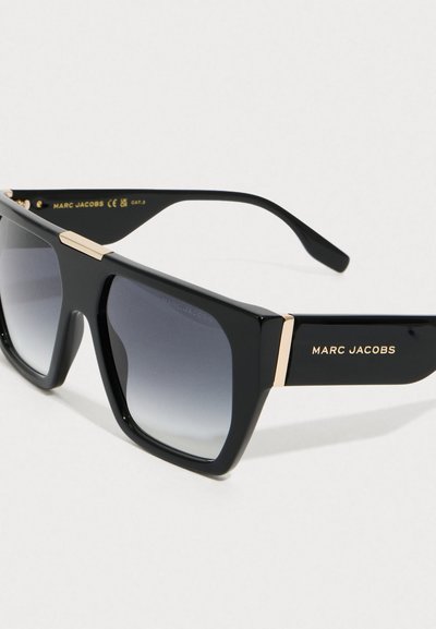 Gafas de sol de Marc Jacobs con marco cuadrado negro, lentes gris degradado y detalles en dorado en las patillas y el puente.