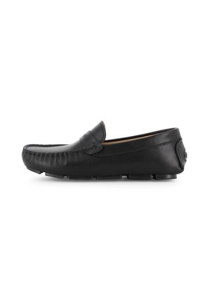 Mocassin noir en cuir avec surpiqûres mocassin, talon bas, style slip-on et détail de marque sur la tige et le talon.