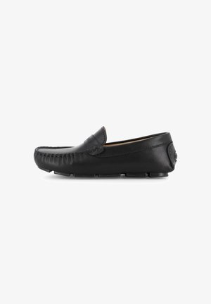 Mocassin noir en cuir avec surpiqûres mocassin, talon bas, style slip-on et détail de marque sur la tige et le talon.