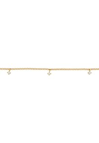 Bracelet en chaîne dorée avec trois petites cristaux en forme de cœur, espacés uniformément le long du design délicat.