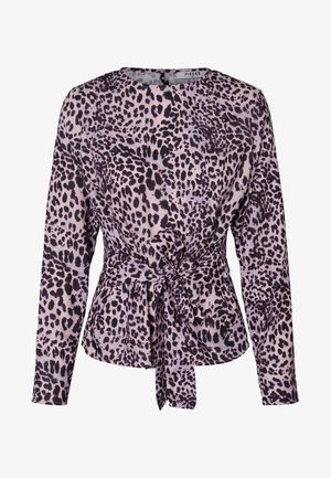 Blusa de manga larga en tela ligera con estampado de leopardo en tonos morado y negro, con detalle de lazo frontal y escote redondo.