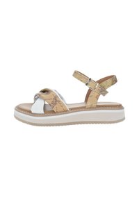 Sandali con una fascia color beige a motivo mappa e una banda bianca, dotati di chiusura a fibbia e una suola piatta spessa e texturizzata.