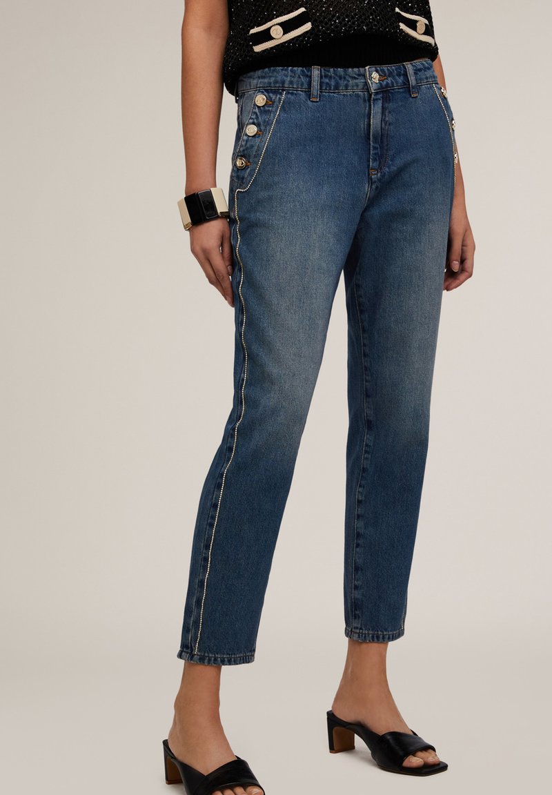 High-waisted blauwe denim jeans met een rechte snit, voorzien van zijknopen, contrasterende stiksels en een subtiel uitgerafelde zoom.