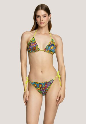 Bikini colorato con top triangolare e bordi arricciati, caratterizzato da un mix di motivi vivaci. Si lega al collo e ai lati, con accenti neon.