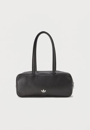 Schwarze rechteckige Schultertasche mit langen Henkeln, kleines weißes Adidas-Trefoil-Logo in der Mitte auf der Vorderseite, Material mit glatter Textur.