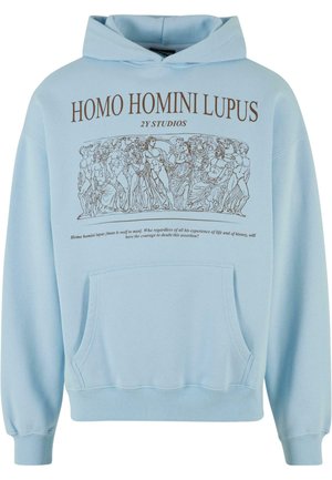 Világoskék pamut kapucnis pulóver, elülső zsebbel. Barna színű szöveggel és klasszikus figurákat ábrázoló grafikával díszítve.