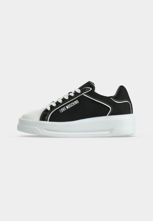 Baskets basses noir et blanc avec lacets blancs, semelle épaisse et logo « Love Moschino » sur le côté.