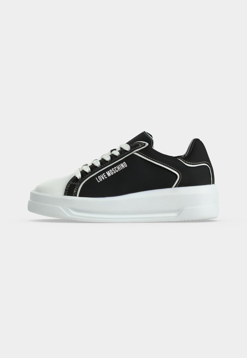 Baskets basses noir et blanc avec lacets blancs, semelle épaisse et logo « Love Moschino » sur le côté.