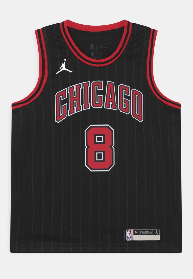 Svart baskettröja med röda ränder, texten "CHICAGO", nummer "8", Jordan-logotyp och NBA-märke. Tillverkad av andningsbart tyg, ärmlös design.