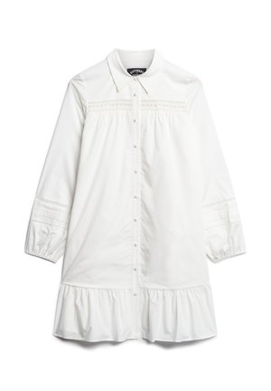 Hvid skjorte-kjole med krave, trekvartærmer, flæset bund og detaljeret syning langs brystet og ærmeenderne.