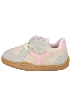 Zapatillas con cierre de velcro en beige y rosa. La parte superior presenta una mezcla de materiales lisos y texturizados, con suela de goma y detalles de costuras tonales.
