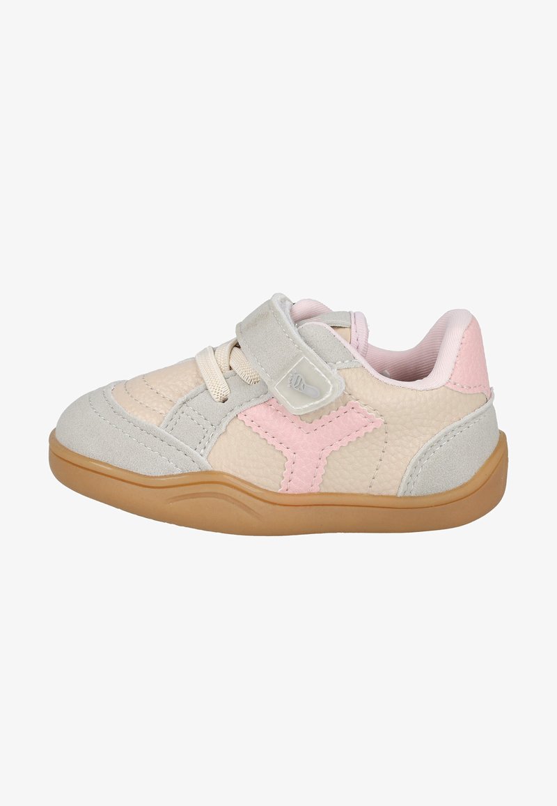 Zapatillas con cierre de velcro en beige y rosa. La parte superior presenta una mezcla de materiales lisos y texturizados, con suela de goma y detalles de costuras tonales.