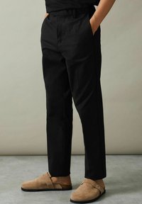 Reiss REISS EASTBURY SLIM FIT TAPERED CHINOS - Hlače za odijelo - black
