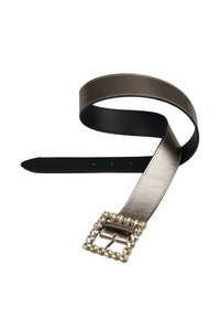 Cinturón marrón metálico con acabado liso, que presenta una hebilla cuadrada decorada con strass transparentes y un interior de cuero negro.