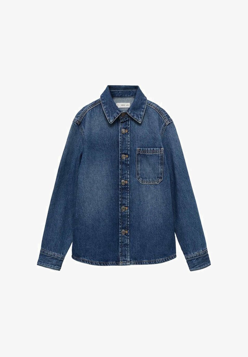 Denim jakna v temno modri barvi z gumbasto zapenjanje spredaj, klasičnim ovratnikom, dolgimi rokavi in žepom na levi strani prsnega dela. Opremljena je z vdelanimi detajli.