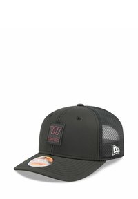 Schwarze Cap mit gebogenem Schirm, ausgestattet mit einem Mesh-Rücken, gummiertem Logo-Patch in Rot und Schwarz sowie verstellbarem Snapback-Verschluss.