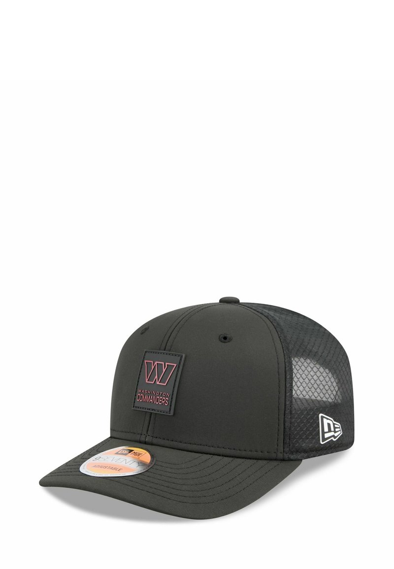 Schwarze Cap mit gebogenem Schirm, ausgestattet mit einem Mesh-Rücken, gummiertem Logo-Patch in Rot und Schwarz sowie verstellbarem Snapback-Verschluss.