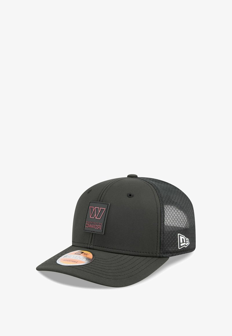 Casquette noire avec une visière incurvée, dotée d'un dos en mesh, d'un patch logo en caoutchouc rouge et noir, et d'une fermeture snapback ajustable.