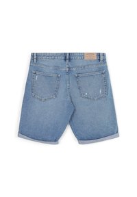 Shorts in denim azzurro chiaro con orli piegati, due tasche posteriori e un'etichetta in pelle color beige sulla cintura.