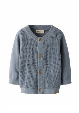 Blau gestrickte Babystrickjacke mit strukturiertem Vorderteil, langen Ärmeln, Rundhalsausschnitt und vier hölzernen Knöpfen in der vorderen Mitte.