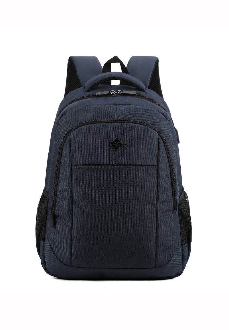 Zaino blu navy realizzato in tessuto testurizzato, dotato di spallacci imbottiti, una tasca frontale con zip e tasche laterali in rete per bottiglie d'acqua.