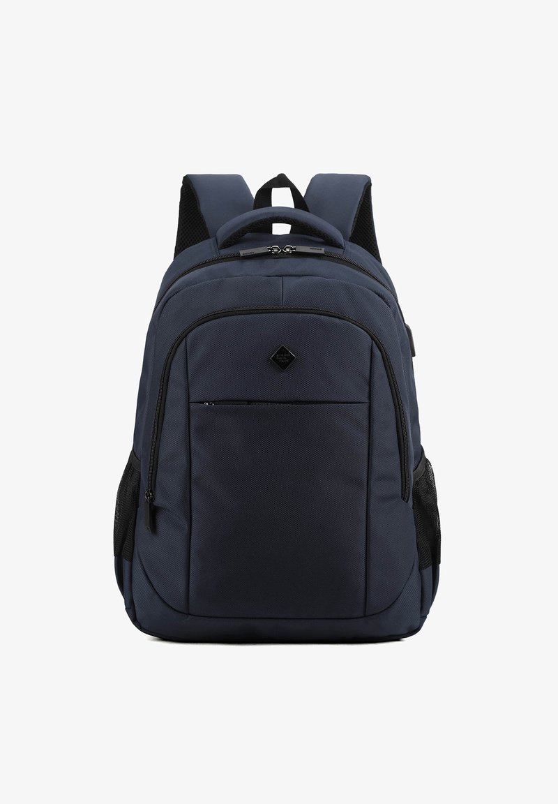 Navyblauwe rugzak van textuurstof, met gevoerde schouderbanden, een voorvak met rits en mesh zijvakken voor waterflessen.