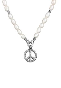 Perlehalssmykke med sølv fredssymbol vedhæng. Har runde, off-white perler og teksturerede sølvdetaljer nær låsen.