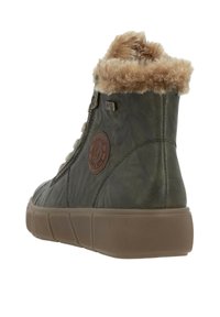 Baskets montantes vertes texturées avec col en fausse fourrure, grande patch logo, et semelle en caoutchouc beige. Comprend un système de laçage et des accents en métal.