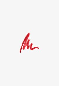 Échantillon de rouge à lèvres rouge avec une finition texturée, mettant en valeur une teinte audacieuse et vive ainsi qu'une application lisse et crémeuse sur un fond blanc.