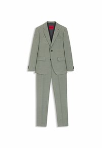 Costume homme gris clair en deux pièces avec revers cranté, veste deux boutons, poches à rabat et pantalon droit assorti.