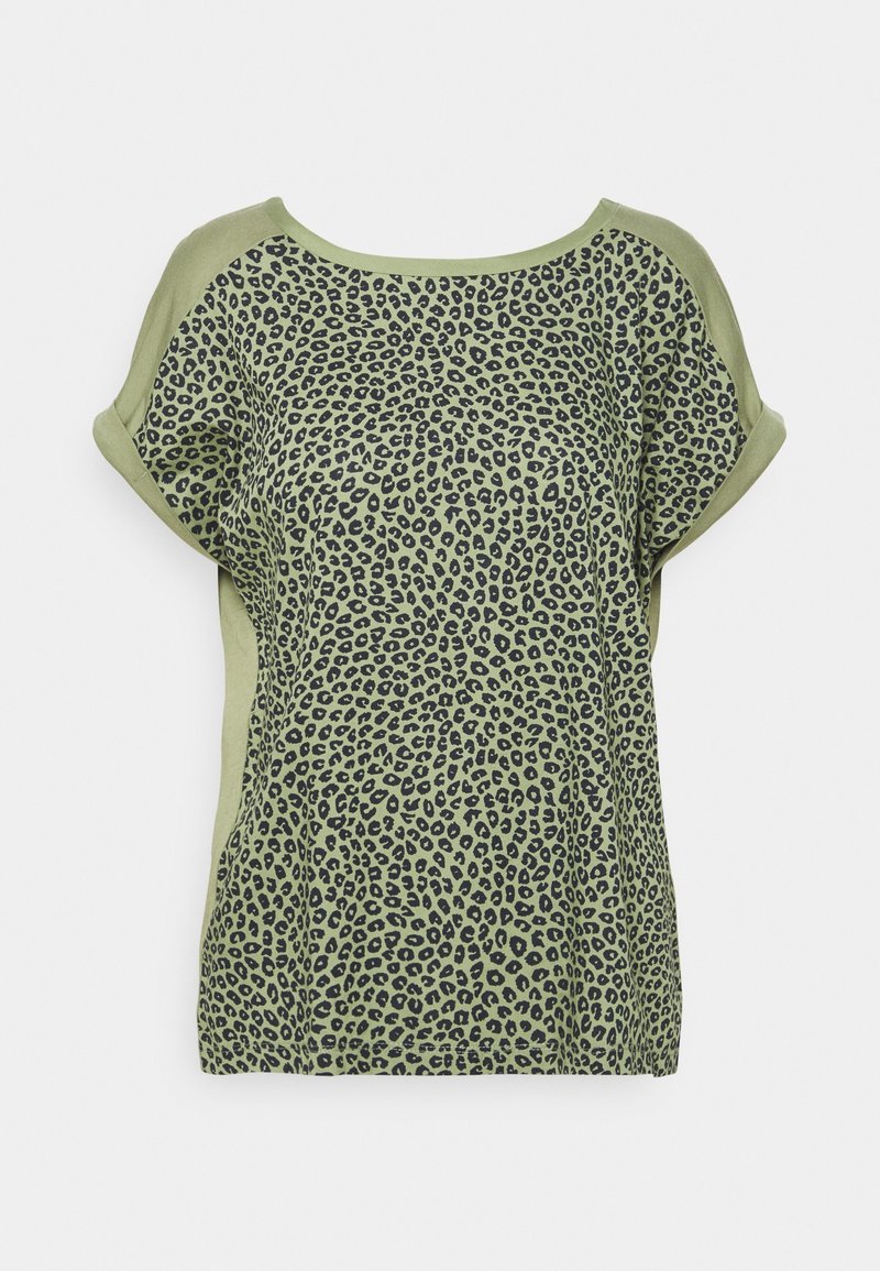 Zelený top s potiskem leopardího vzoru v černé barvě, s krátkými ohrnutými rukávy a volným střihem, vyrobený z měkkého materiálu.