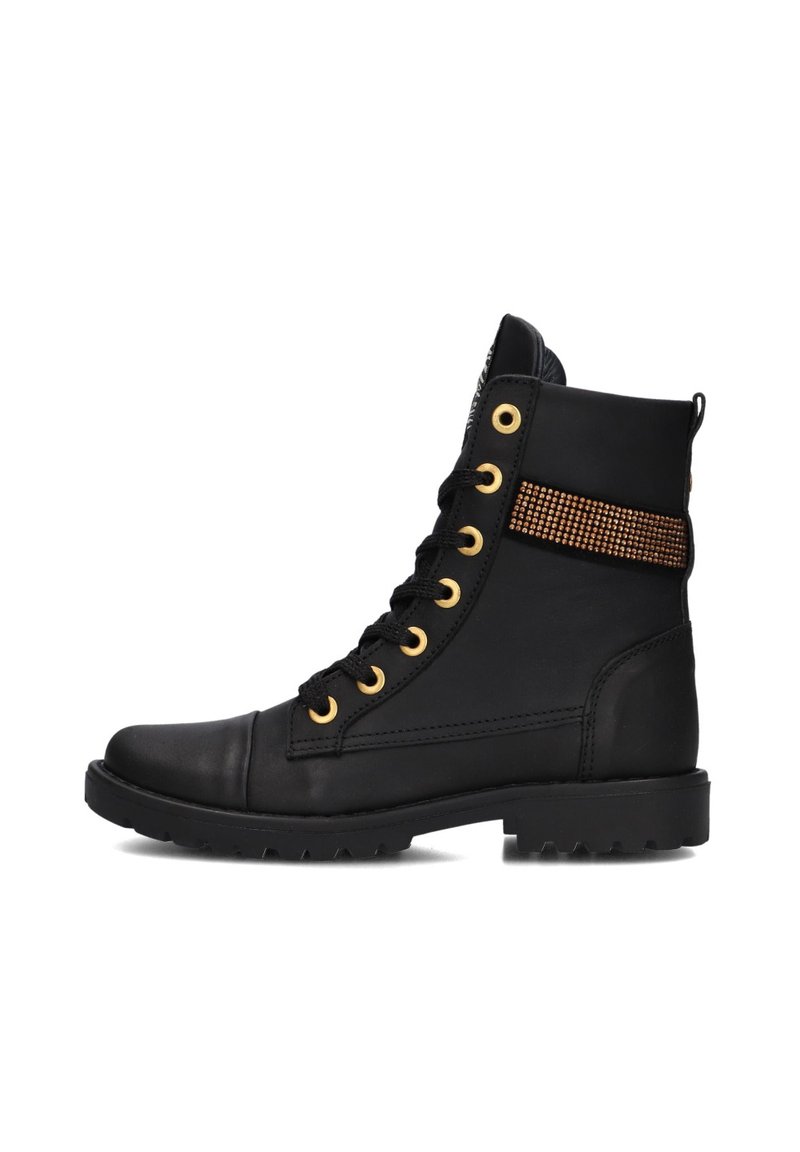 Zwarte veterschoenen van leer met gouden oogjes, een gestructureerde zijpaneel met studs en een chunky rubberen zool.