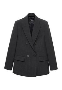 Blazer doppiopetto grigio scuro a righe con rever a punta, quattro bottoni e tasche a pattina su uno sfondo bianco.