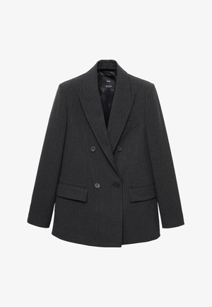 Blazer doppiopetto grigio scuro a righe con rever a punta, quattro bottoni e tasche a pattina su uno sfondo bianco.