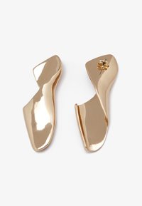 Fermagli per scarpe metallici oro con un design ondulato, caratterizzati da un accento floreale su un fermaglio. Superficie liscia e lucida con una forma moderna.