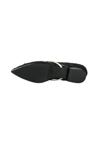 Scarpa nera con punta affusolata, superiore texturizzato, accenti metallici e suola piatta in gomma. Presenta una sottile fascia alla caviglia. Taglia 37.