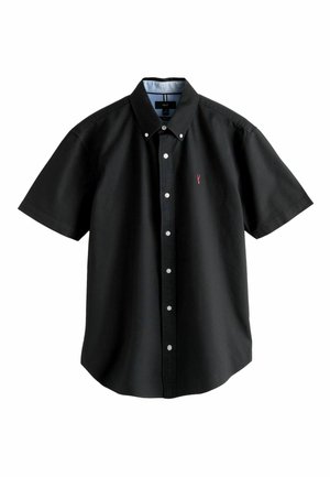 Lühikese varrukaga must nööbiga särk, millel on krae, valged nööbid ja rinnal väike punane homaaritikand.